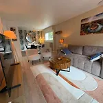 Modern Alpine Gem Flat With Mountain Views *